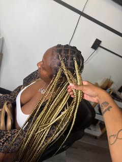 Medium knotless braids style